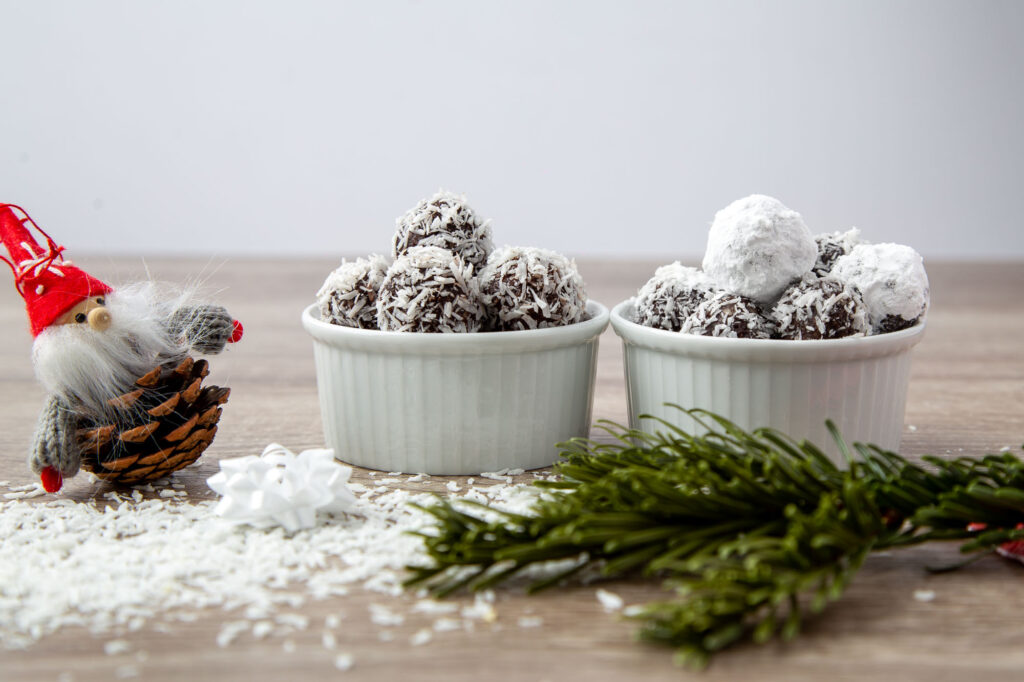 Oatmeal and Coconut Snowballs Recipe (Havregrynskugler)